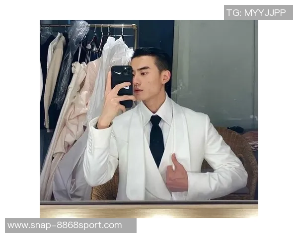 意大利足球队男模展现魅力与实力的完美结合引领时尚潮流 意大利足球队男模展现魅力与实力的完美结合引领时尚潮流